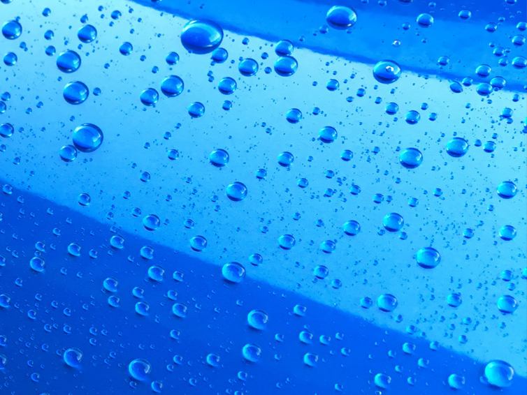 撥水角が100度を超える撥水性で汚れから守ります。